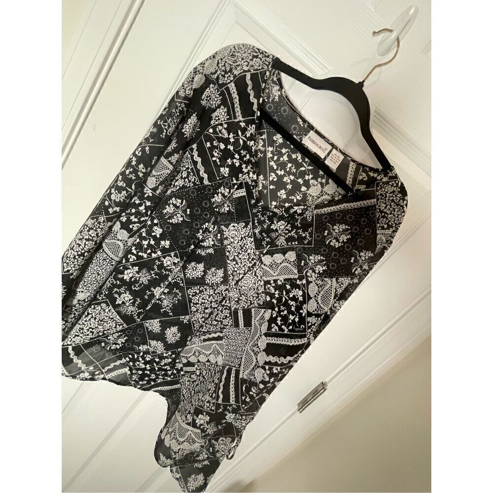 Fashion Bug women’s blouse size 30/32 black white